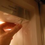 Что делать, если не выключается свет в холодильнике