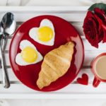 Завтрак на день Святого Валентина: простые и быстрые варианты романтического завтрака для всех влюбленных