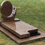 Какой фигурный памятник из гранита можно установить на могиле близкого человека